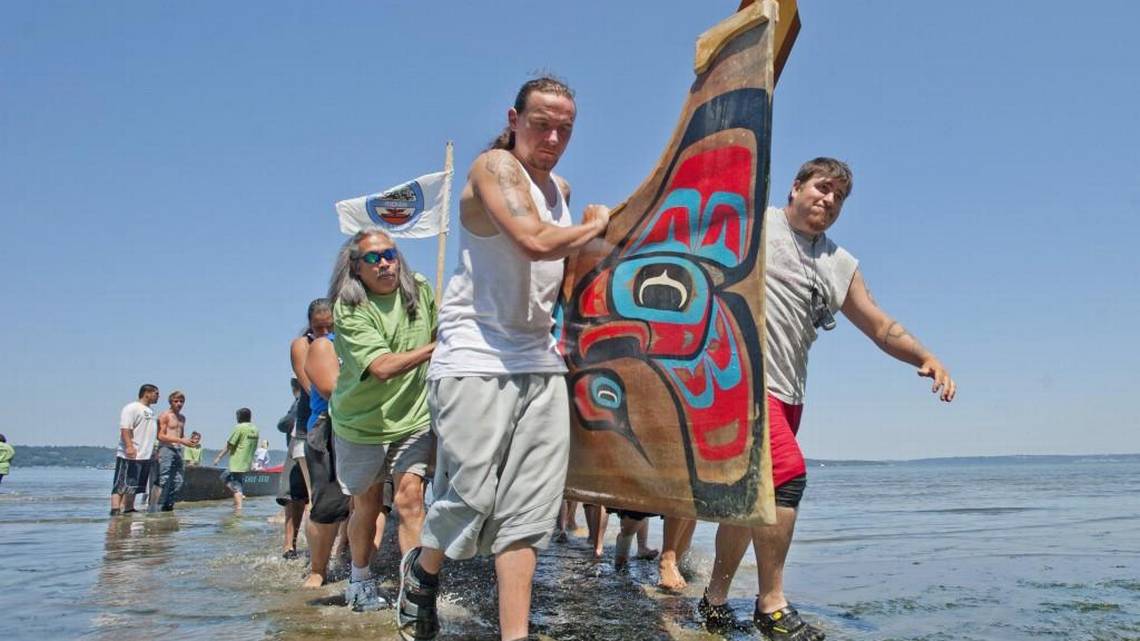 Native canoe paddle in 2018